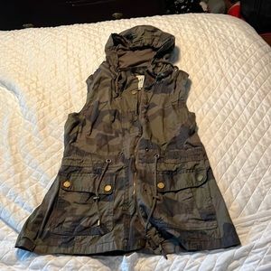Girls hide camo vest excellent used condition